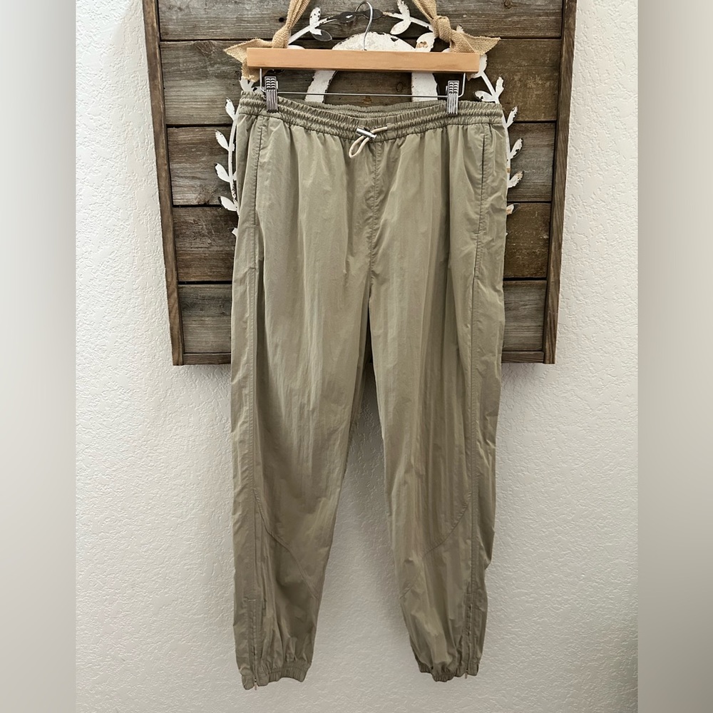 Lululemon Evergreen track pants khaki tan ladies size 10 NWT